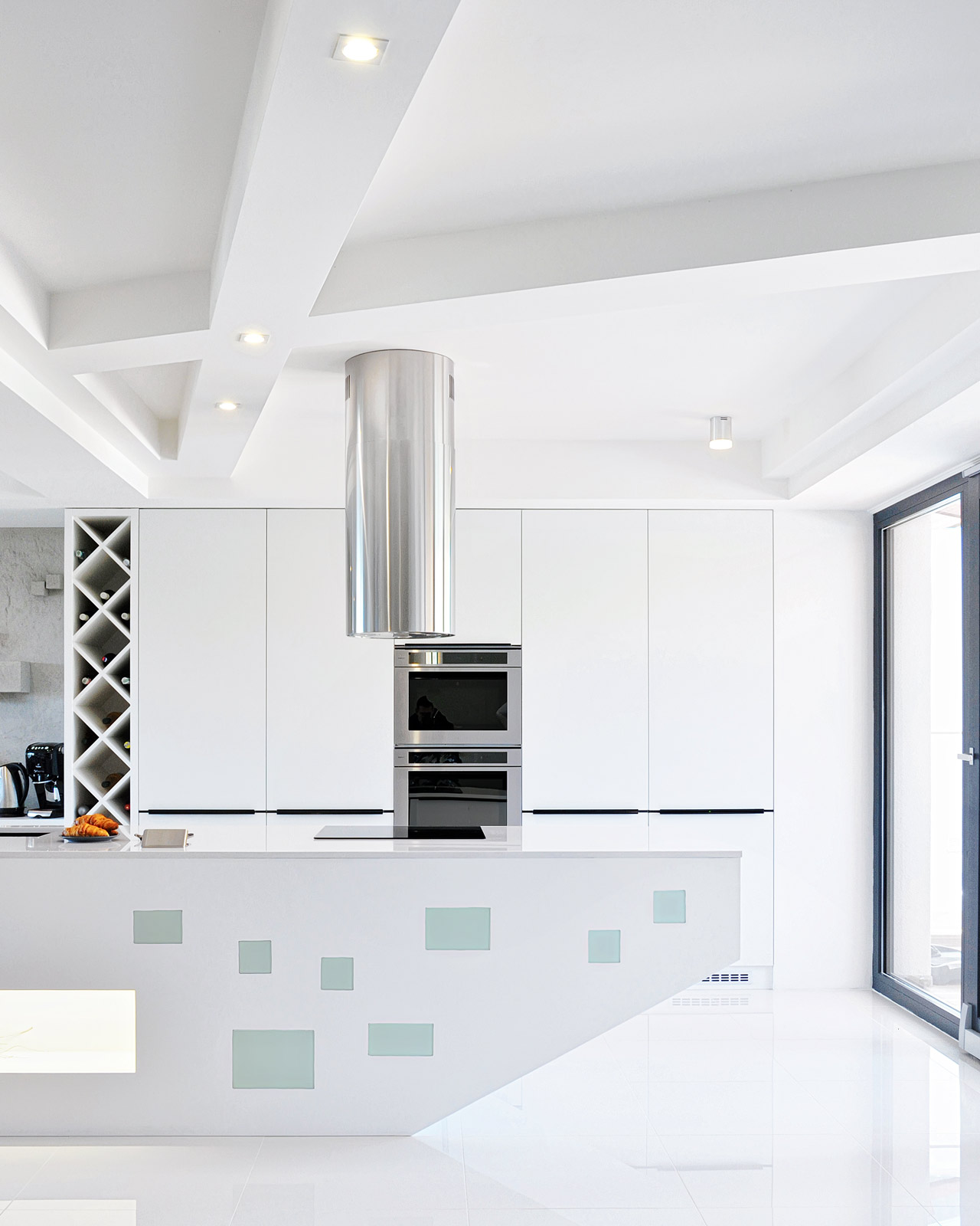 Kuchynská linka v tvare lode, moderná kuchyňa, svetlý interiér, sadrokartónový strop