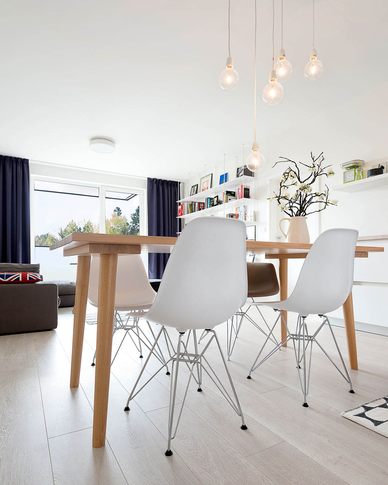 Dizajnové stoličky a jedálensky stôl z masívneho dreva, závesné svietidlo, žiarovky