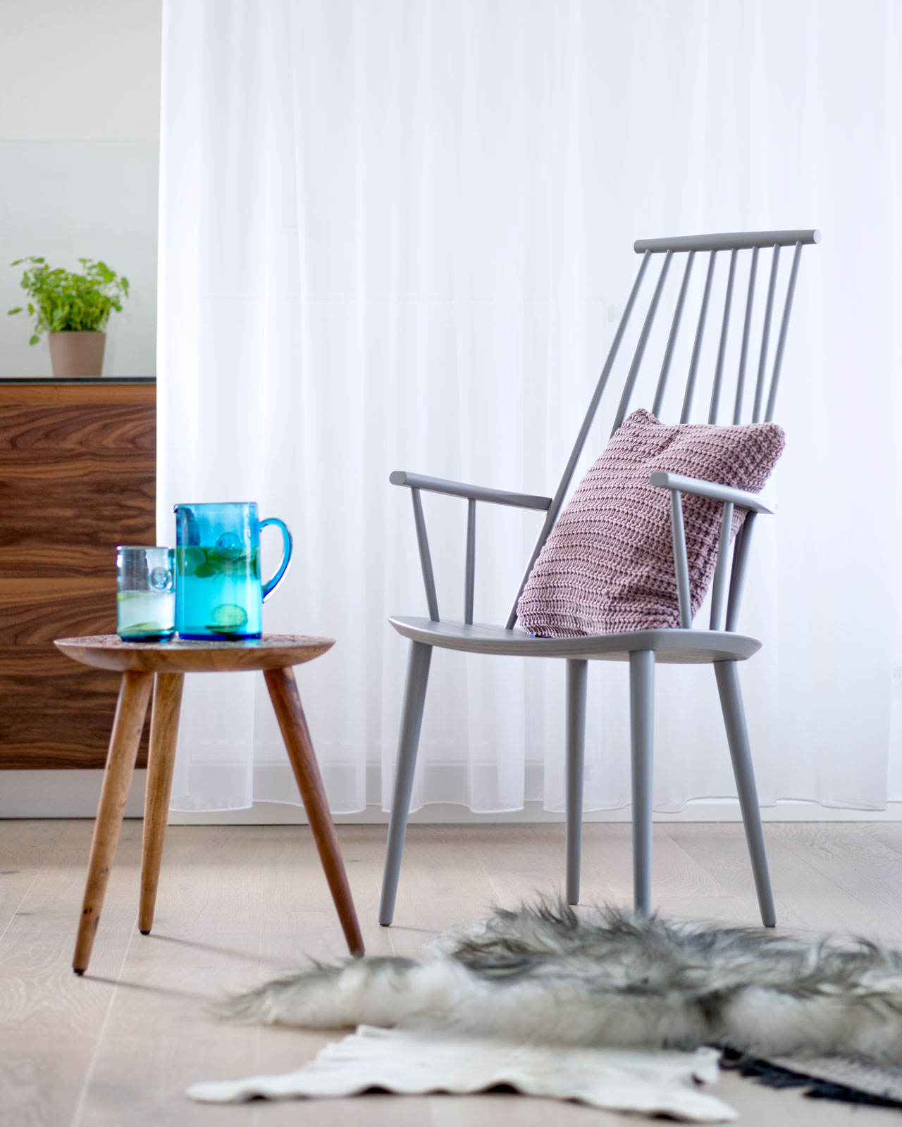 Dizajnová stolička Hay a príručný stolík Dutchbone, zátišie, dizajnové doplnky