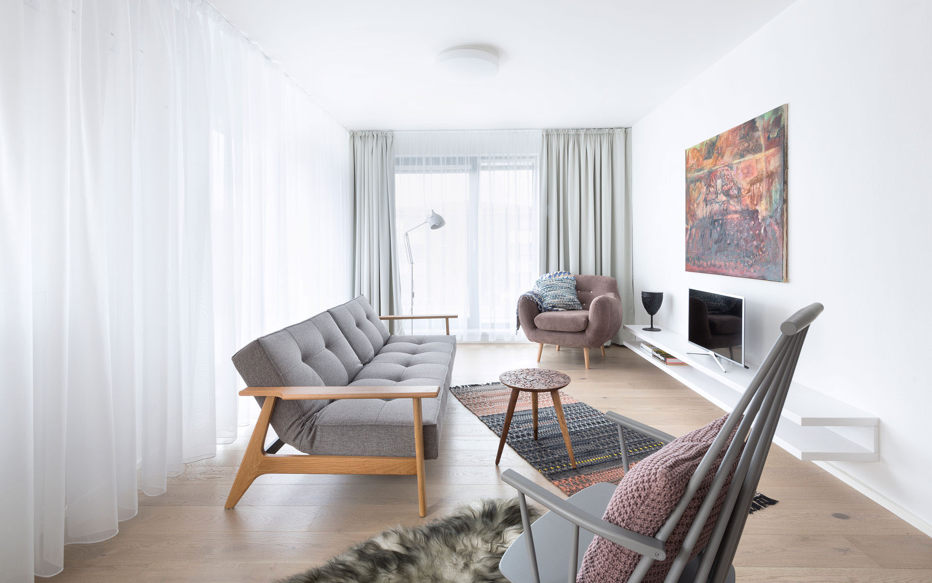 Svetlá obývacia izba, škandinávsky štýl, dizajnová sedacia súprava, interiér