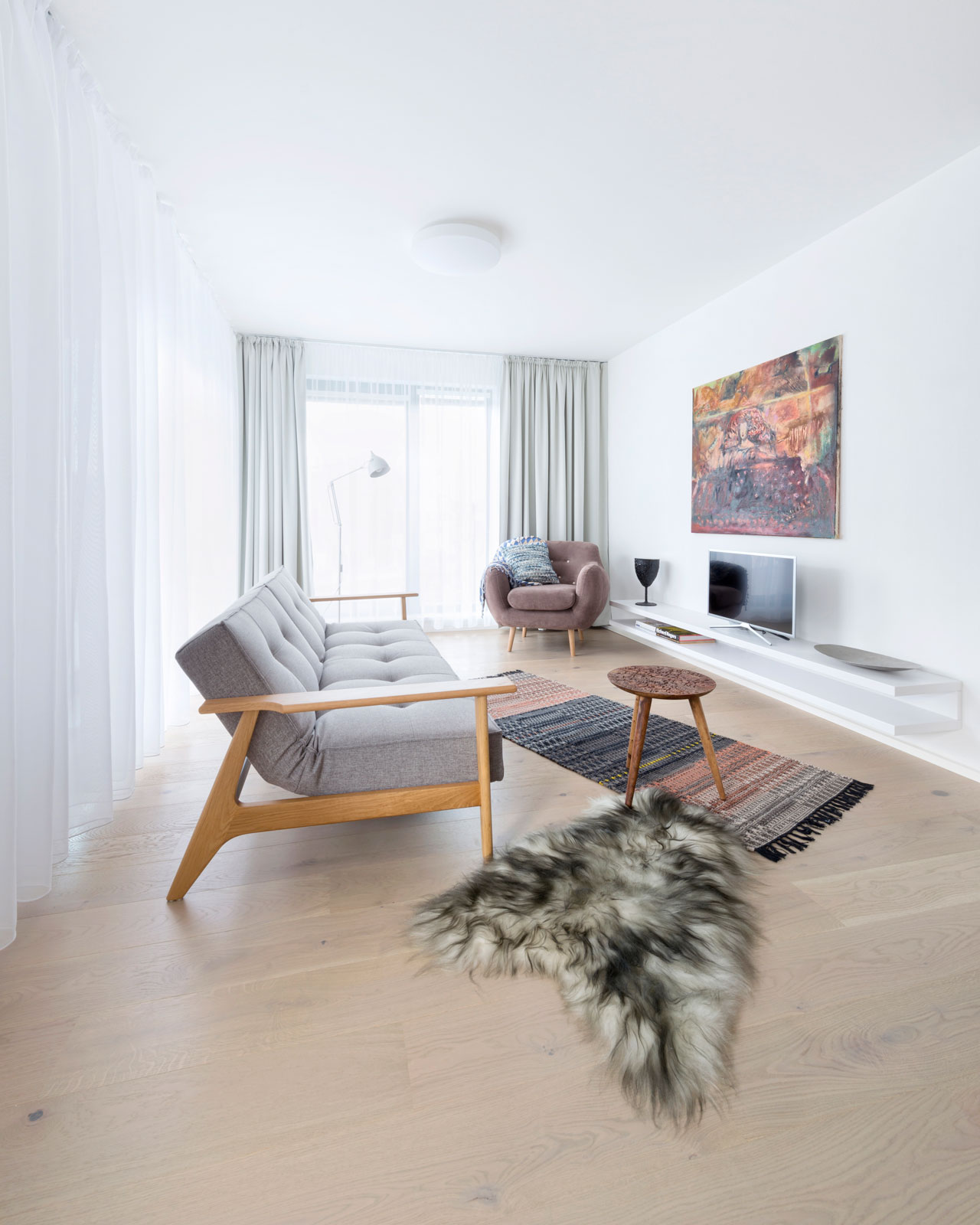 Obývacia izba, severský dizajn, dizajnová sedačka splitback, drevená podlaha
