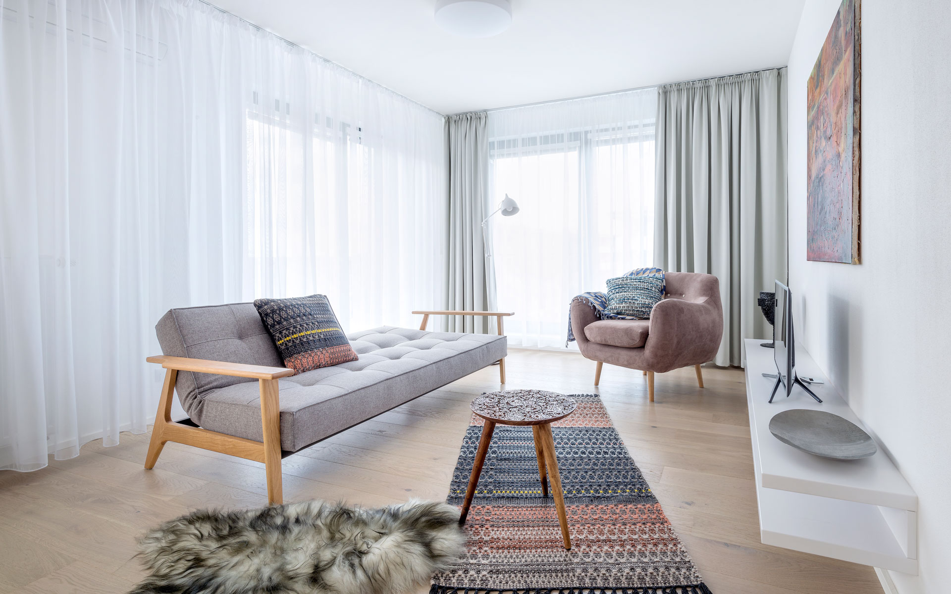 Obývačka, škandinávsky dizajn, sedačka splitback, škandinávsky interiér