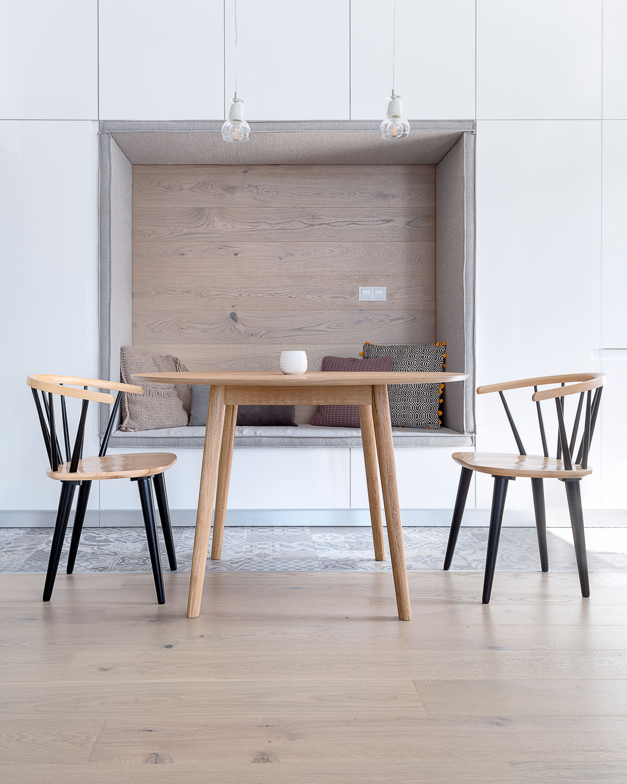 Drevené dizajnové stoličky Zuiver v jedálni, dizajnové osvetlenie, jedálenský stôl