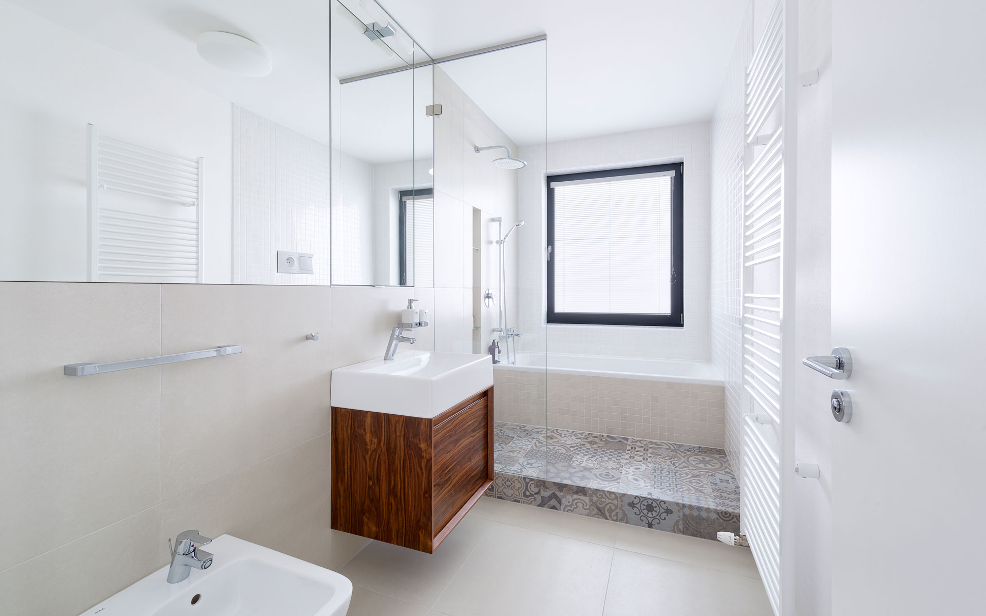 Moderná kúpeľňa s vanou a sprchovým kútom, škandinávsky dizajn