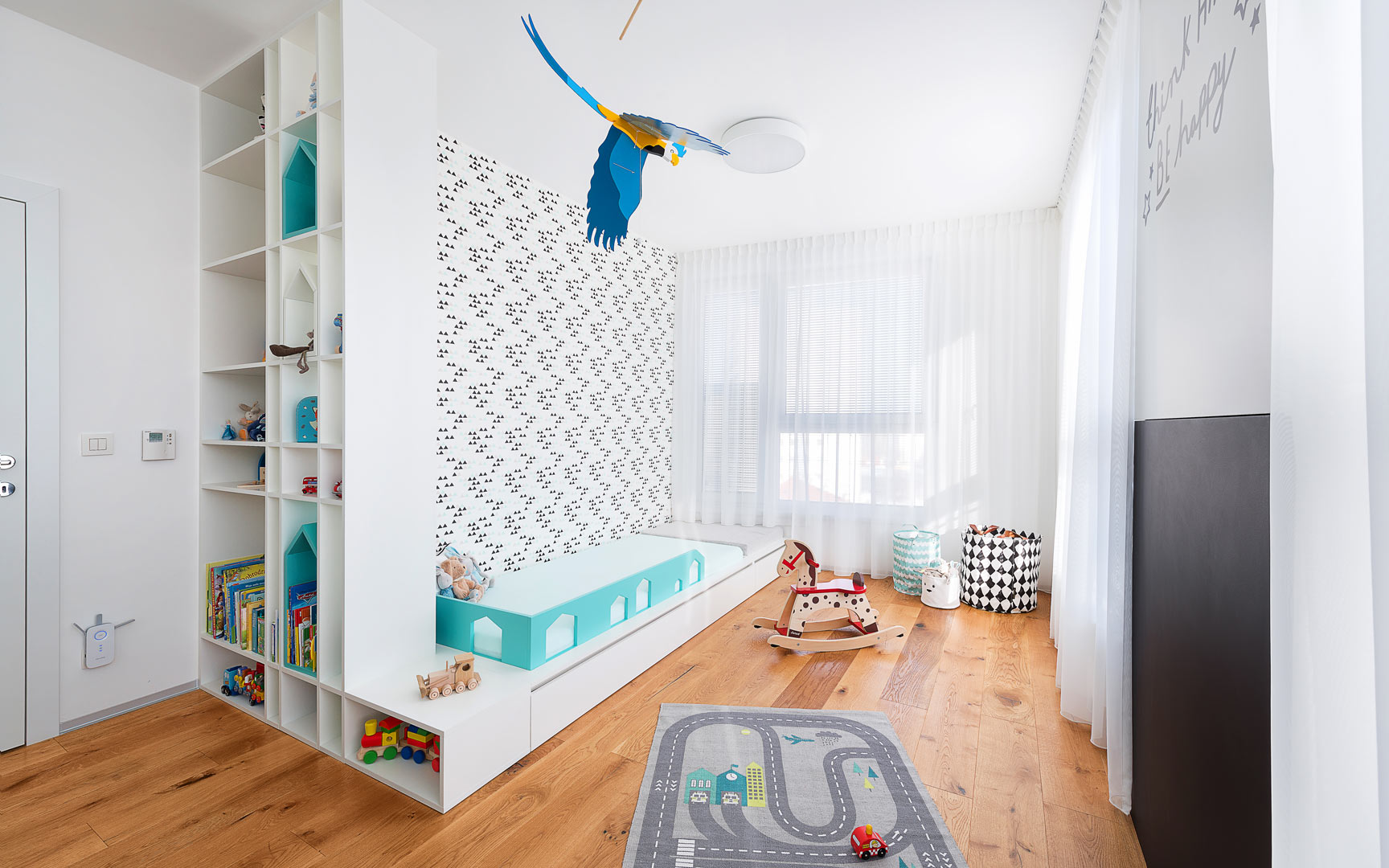 Detská izba, tapeta, drevená podlaha, biely nábytok na mieru, navrh