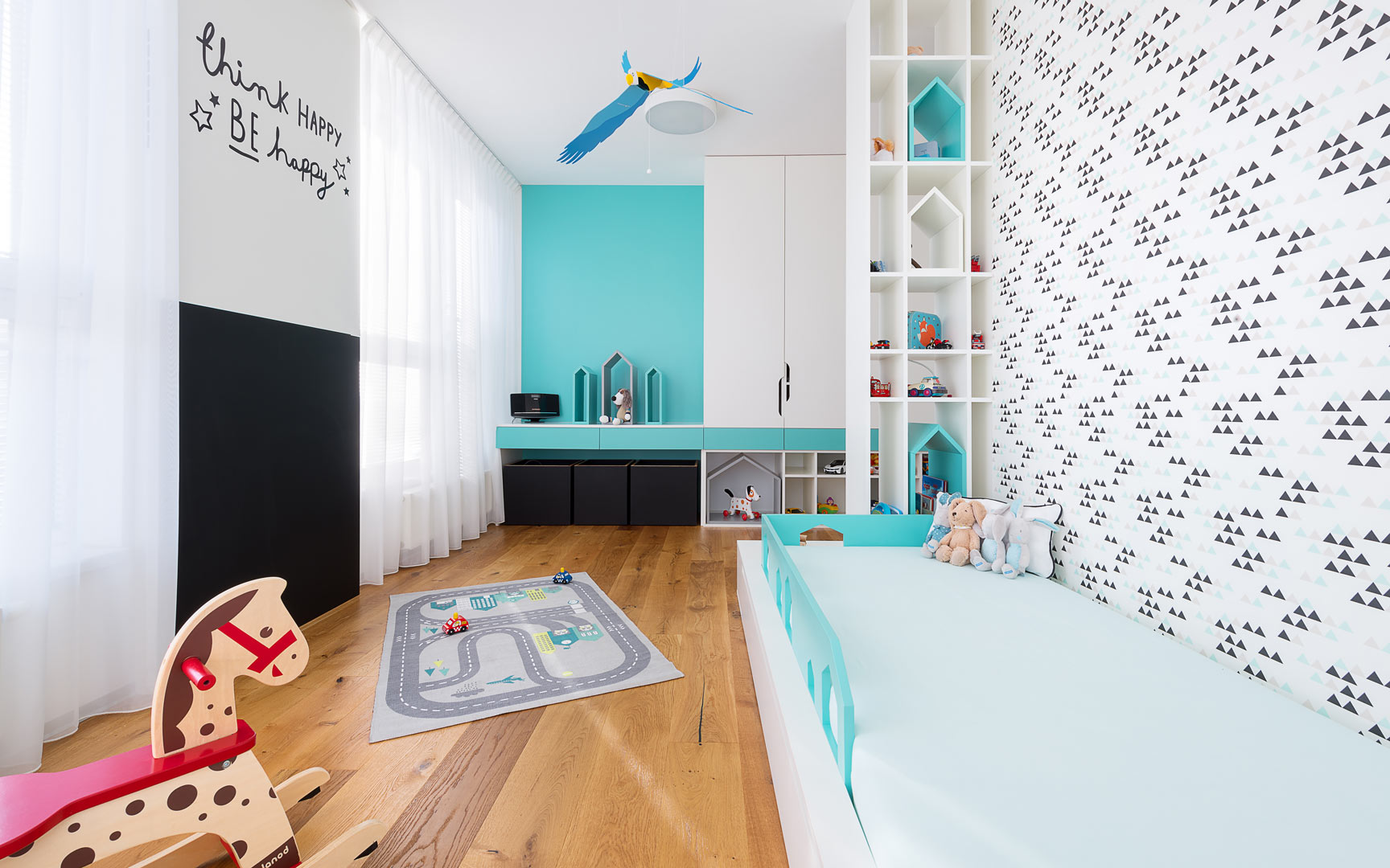 Detská izba, tapeta, drevená podlaha, biely nábytok na mieru