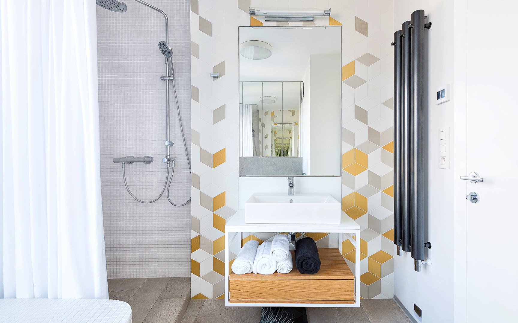 Dizajnová kúpeľňa, škandinávsky dizajn, dizajnový radiátor, sprchový kút, mozaikový obklad mutina tex, farebné kúpelne, nábytok do kúpeľne na mieru