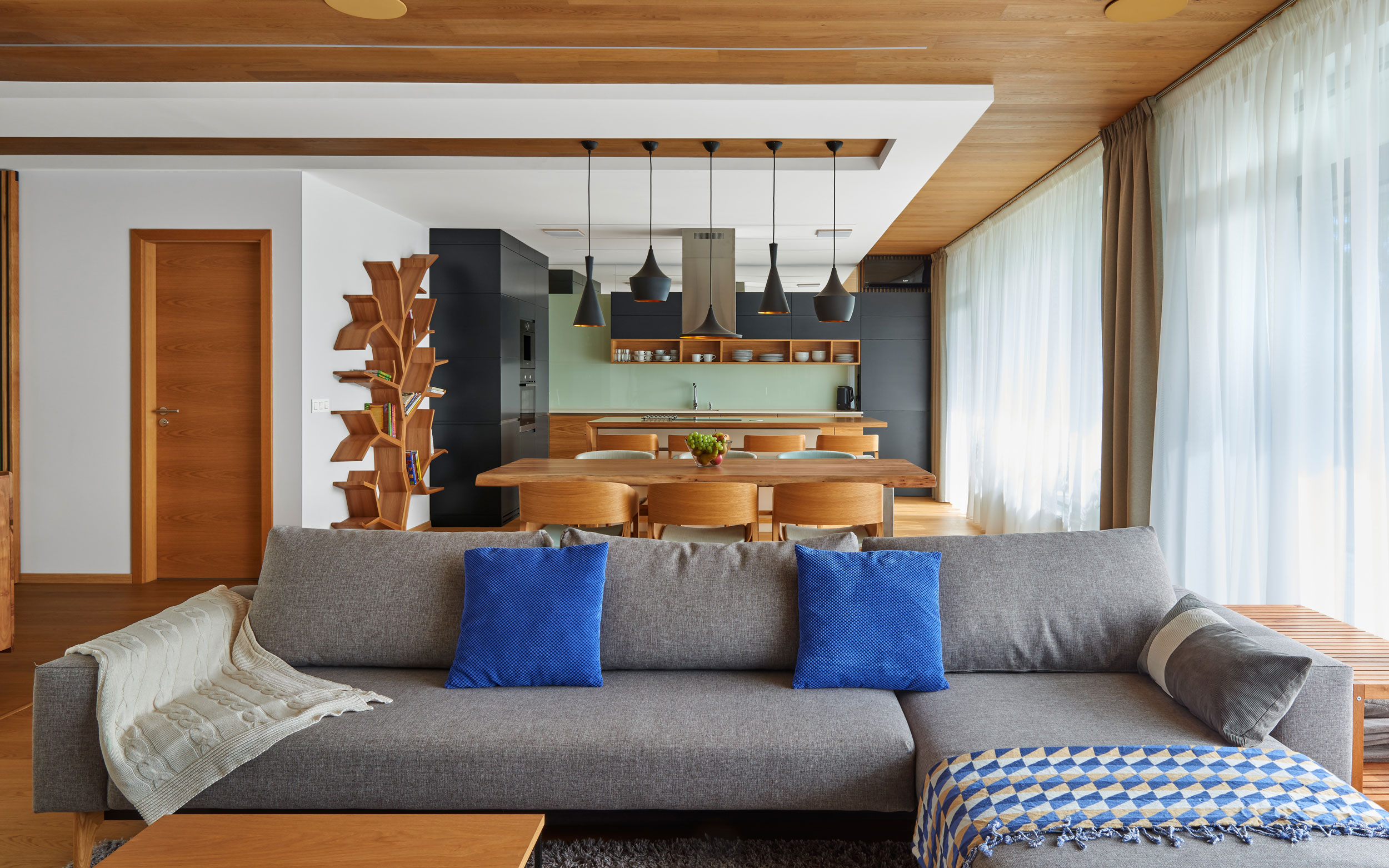kuchyňa s obývačkou, visiace stropné svietidlo